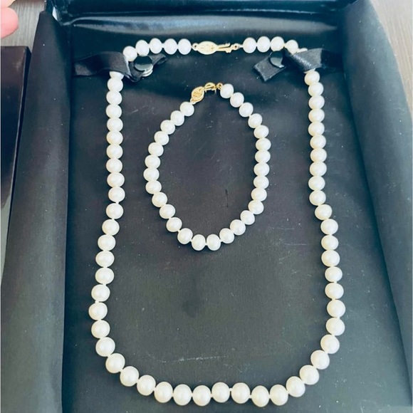 Freshwater  pearls set necklace and bracelet only worn once!! - Picture 3 of 3